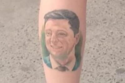 В Украине заметили мужчину с татуировкой Зеленского на ноге