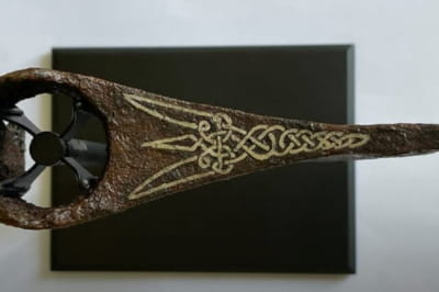 1000-літня сокира з гербом князя Володимира