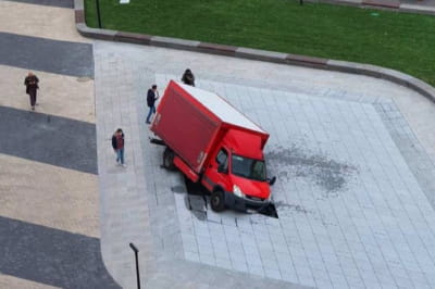 Вантажівка провалилася у фонтан на Арсенальній