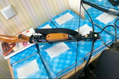 В Полтаве девушка пришла в школу с арбалетом 
