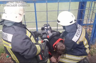 На Сумщині школяр застряг у паркані