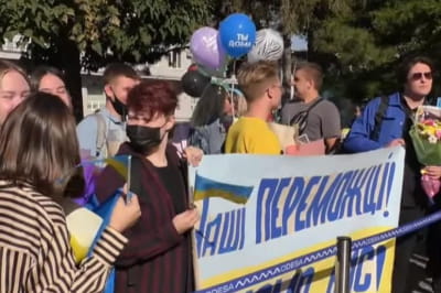 Люди встречают спортсменов