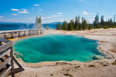 Термальне озеро в Єллоустоунському національному парку