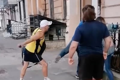 В Одесі чоловік душив дівчину батогом для худоби та казав, що вона його донька