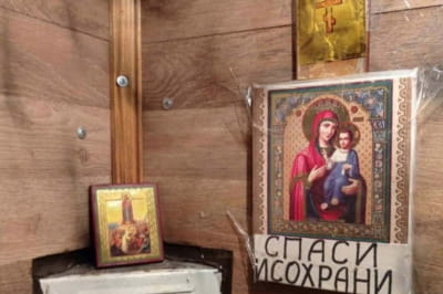 В лифте развесили иконы