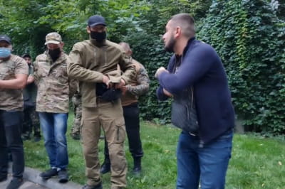Это стопкадр видео – у мужчины в сумке пистолет