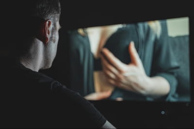 Чоловік дивиться порнографічний контент