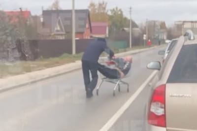 Росіянин діставив свого друга додому на візку