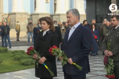 Чествование Мариной и Петром Порошенко погибших украинских воинов