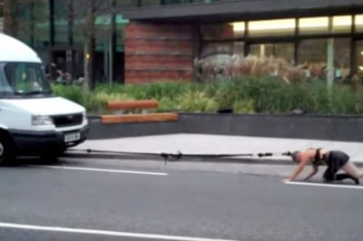 Жінка тягнула фургон своїм волоссям