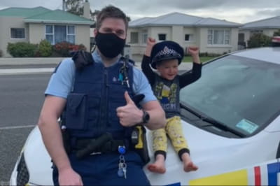 Полицейский с 4-летним мальчиком