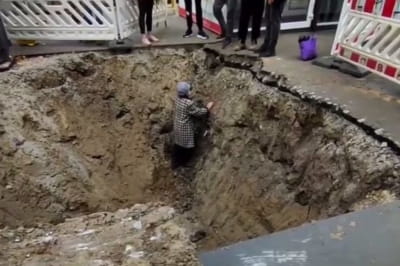 Літня жінка в ямі