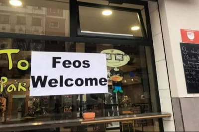 Кафе Avenida 55 с табличкой, где написано "Приглашаем некрасивых"