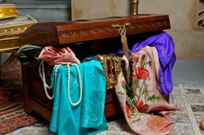 Скриня з одягом