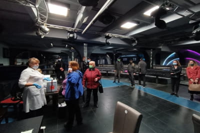В Ивано-Франковске медиков заблокировали в центре вакцинации