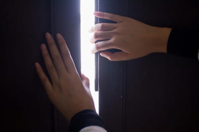 Жінка відкриває двері