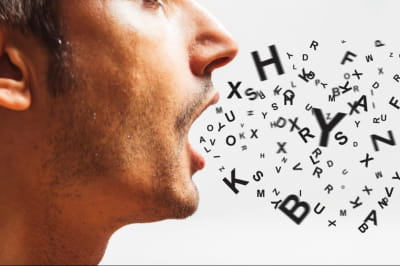 Букви поблизу чоловіка