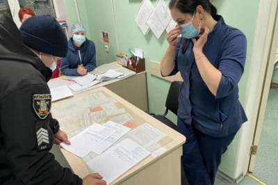 В Николаевской инфекционной больнице родственники пациентки выбили дверь 