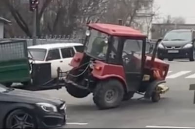 У трактора відпало колесо