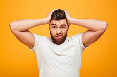 Чоловік тримається за голову