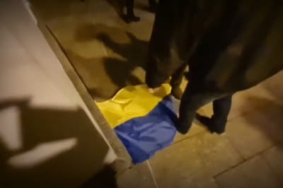 Коп викинув український прапор