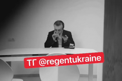 Мужчина, похожий на Лещенко, что-то нюхает