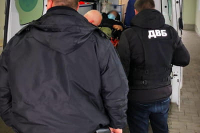 Людина у кареті швидкої допомоги