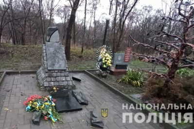 У Первомайську невідомі спаплюжили меморіал Героям Небесної Сотні та воїнам АТО
