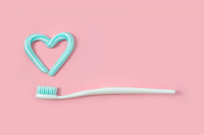 Зубна щітка та паста