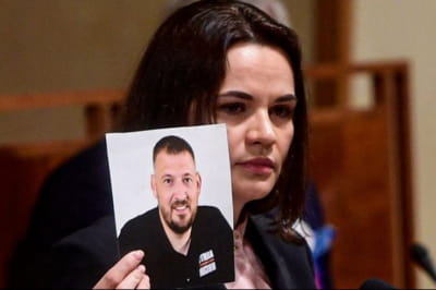 Светлана Тихановская с фотографией Сергея Тихановского