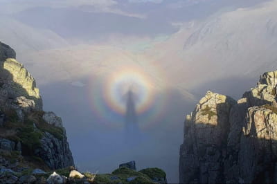 в горах Великобритании заметили необычного "призрака"