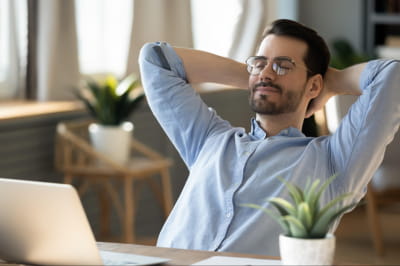 Чоловік сидить біля ноутбука