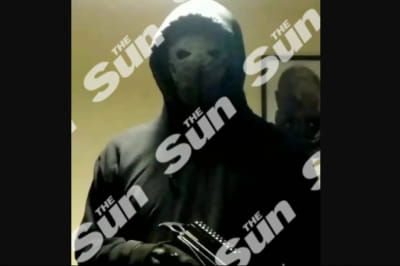 Озброєний чоловік у палаці