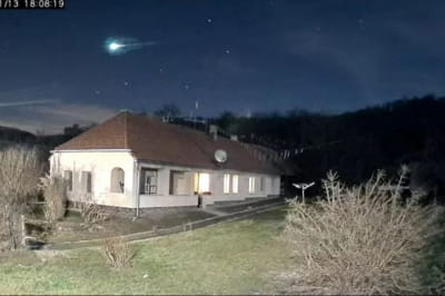 Небо над Венгрией озарил яркий зеленый шар