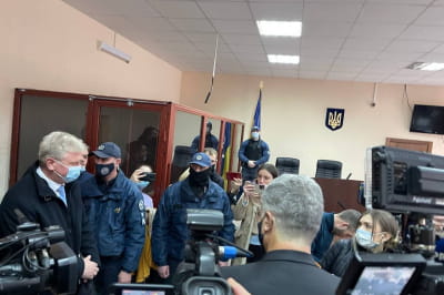 Экс-еврокомиссар пришел в суд поддержать Порошенко 