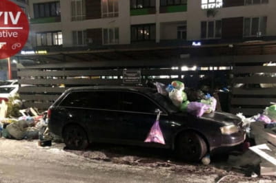 На Київщині водій невдало запаркував свій авто