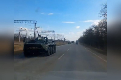 Військова техніка, яка рухається в напрямку України