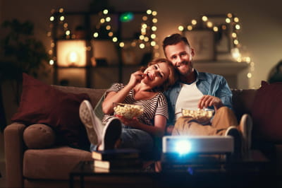 Мужчина и женщина смотрят кино