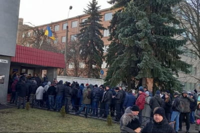 Очередь на вступление в территориальную оборону в Ровно