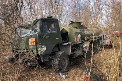 Вражеский бензовоз встретился с украинским деревом