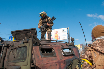 Украинские военные возле сожженного российского ББМ "Тигр"