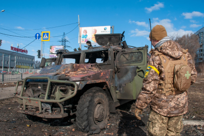 Украинские военные возле сожженного российского ББМ "Тигр"
