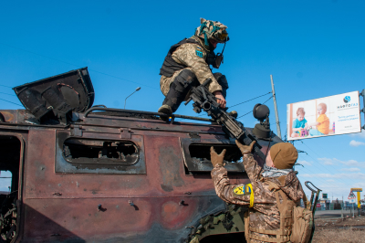 Украинские военные возле сожженного российского ББМ "Тигр"