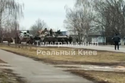 Украинец возле оккупантов 