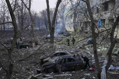 Рашисти обстріляли пологовий будинок у Маріуполі. Фото Мстислава Чернова та Євгена Малолєтки 