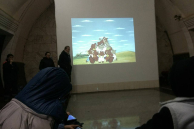 В укриттях київського метро влаштовали кінопокази