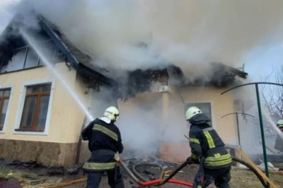 рашисти снарядом поцілили в будинок у Києві