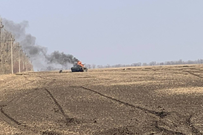 Російський танк палає