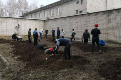 на росії підлітків змусили рити окопи