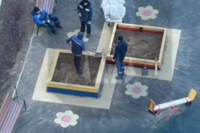 У Москві жителі вимагали перефарбувати дитячу пісочницю, яка нагадувала їм прапор України